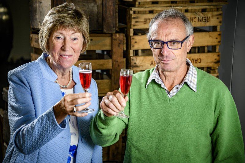 Proosten met schuimwijn van het domein